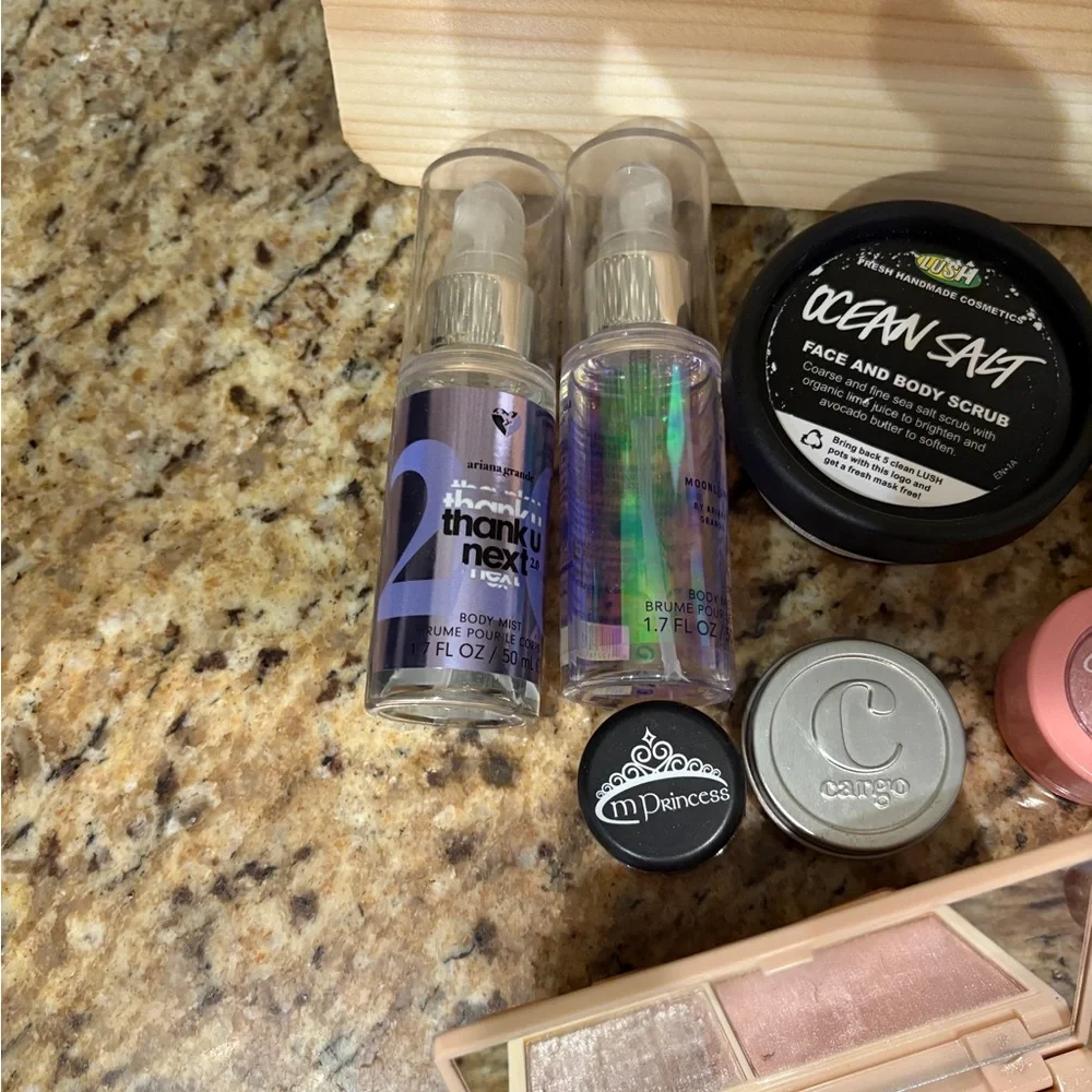 Lot of 14‎ new make up SMASH BOX, MAC AND MORE LOOK